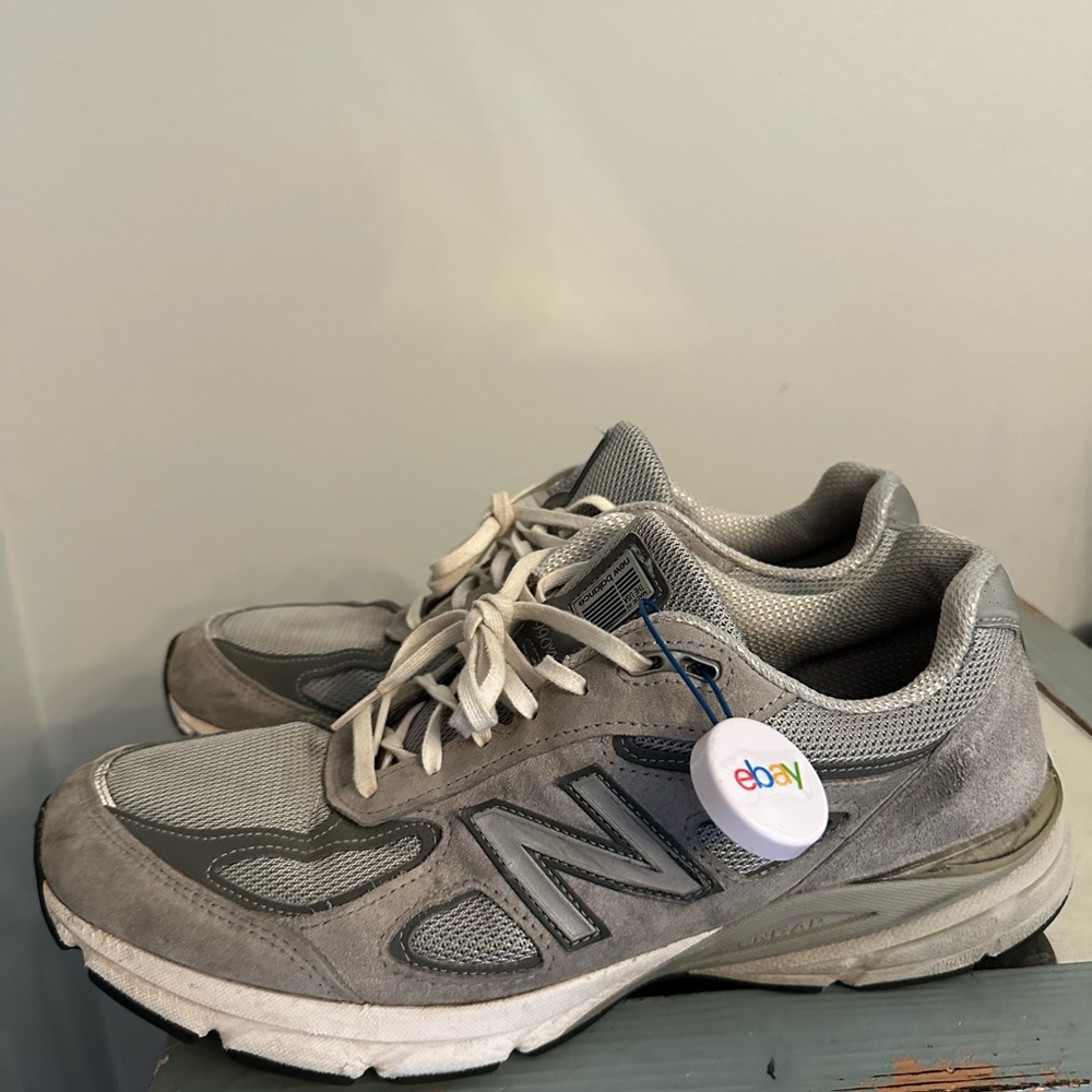 New Balance Gray Sneakers with Classic Design and Cushioning